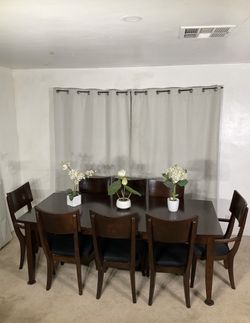 Extendable Dining Table With 8 Chairs!