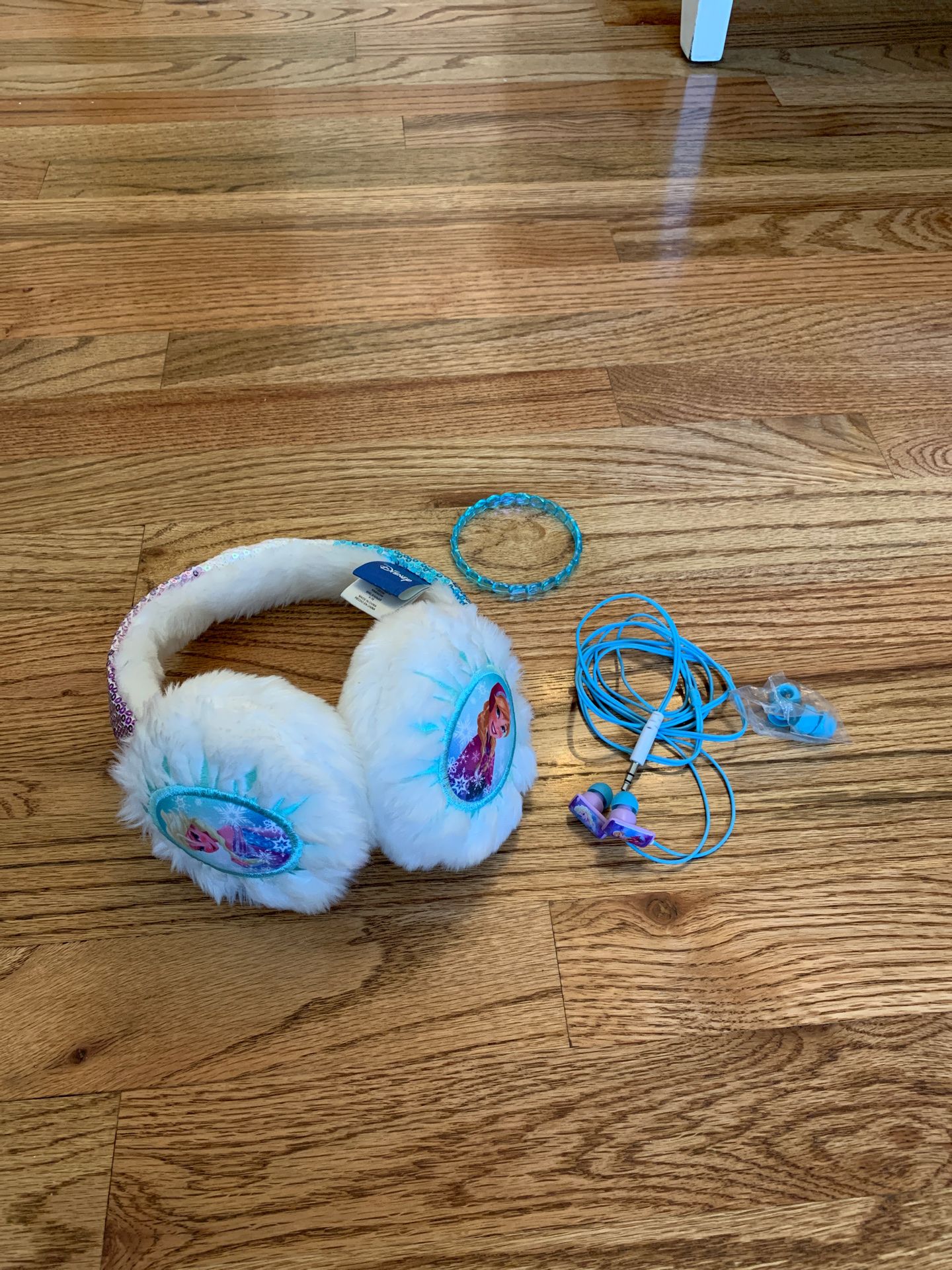 Girls frozen set, ear muffs, earpods and bracelet