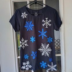 Disney Parks holiday snowflake shirt T Shirt women's S Black comfortable 