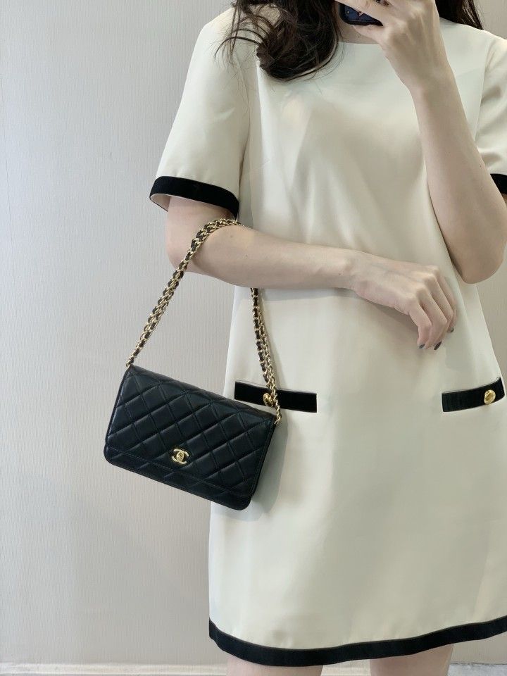 40%DISCOUNT off! CHANEL black crossbody bag