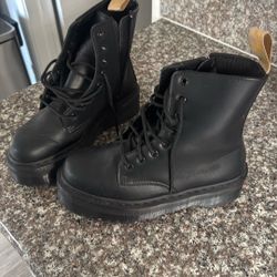 Dr Martens Black Booths 