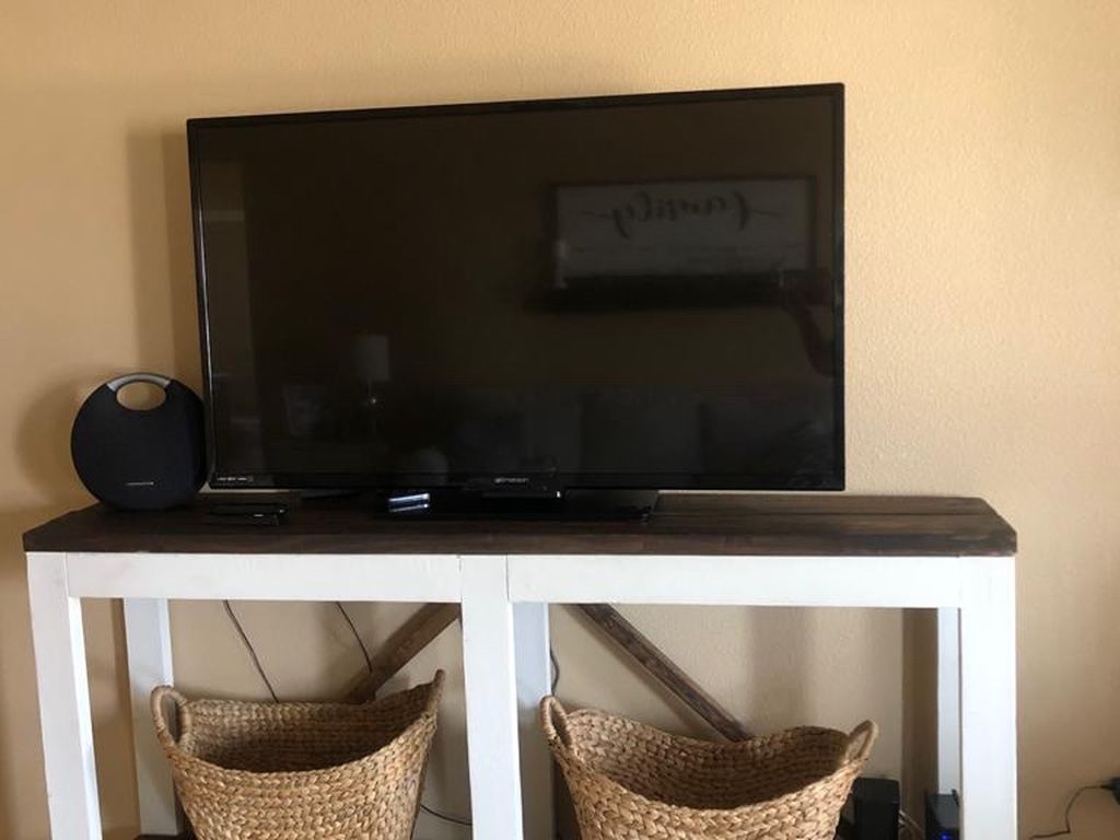 55 Inch Emerson Tv w/ Roku Device