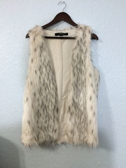 NWT Size M Super chic Kensie Speckled Faux Fur Vest