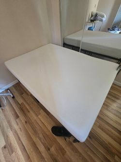 Like New Full-Size Metal Frame & Nap Queen Full-Size Matress Combo *Pick up today, Cash Only*