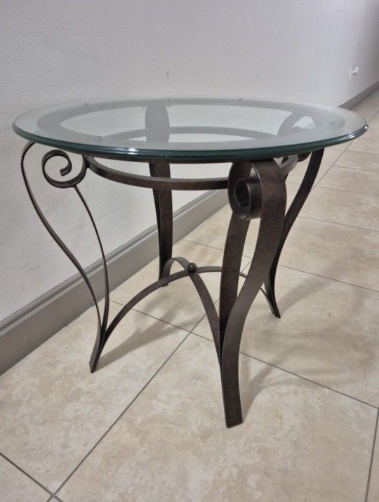 *** REDUCED *** Glass End Table @ Lasting Creations 