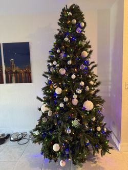 XMAS TREE WITH ORNAMENTS