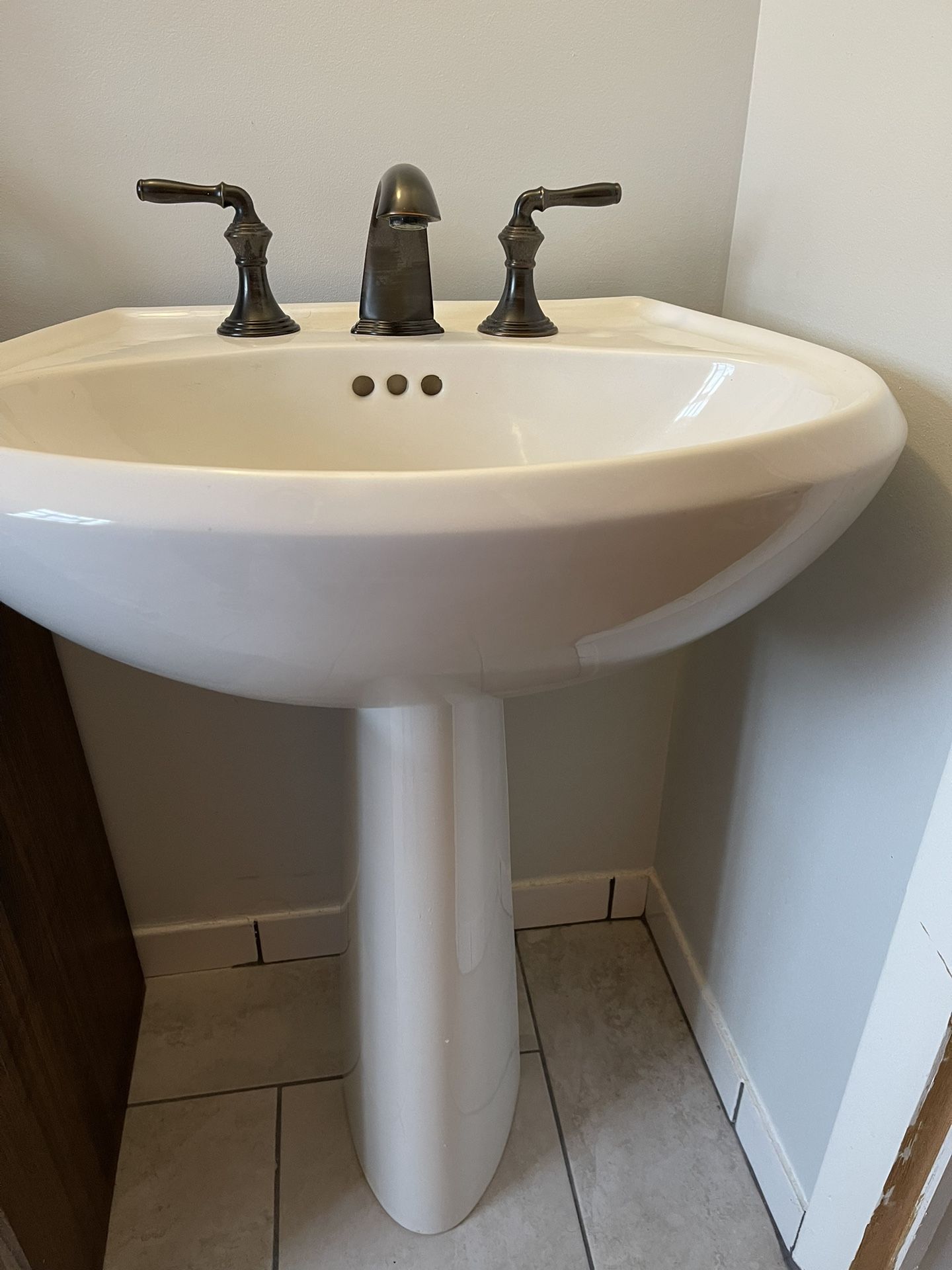 Kohler Pedestal Sink And Bathroom Faucet 
