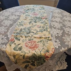 $25.00 - Vtg Floral Table Runner, Tassels Finish At Both Ends + Reversible Usage!  Like New!