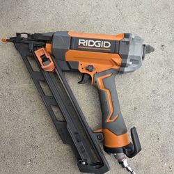 Ridgid 15g Angled Finish Nailer. In Excellent Condition!!