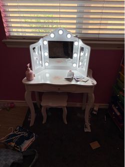Mini vanity for kids
