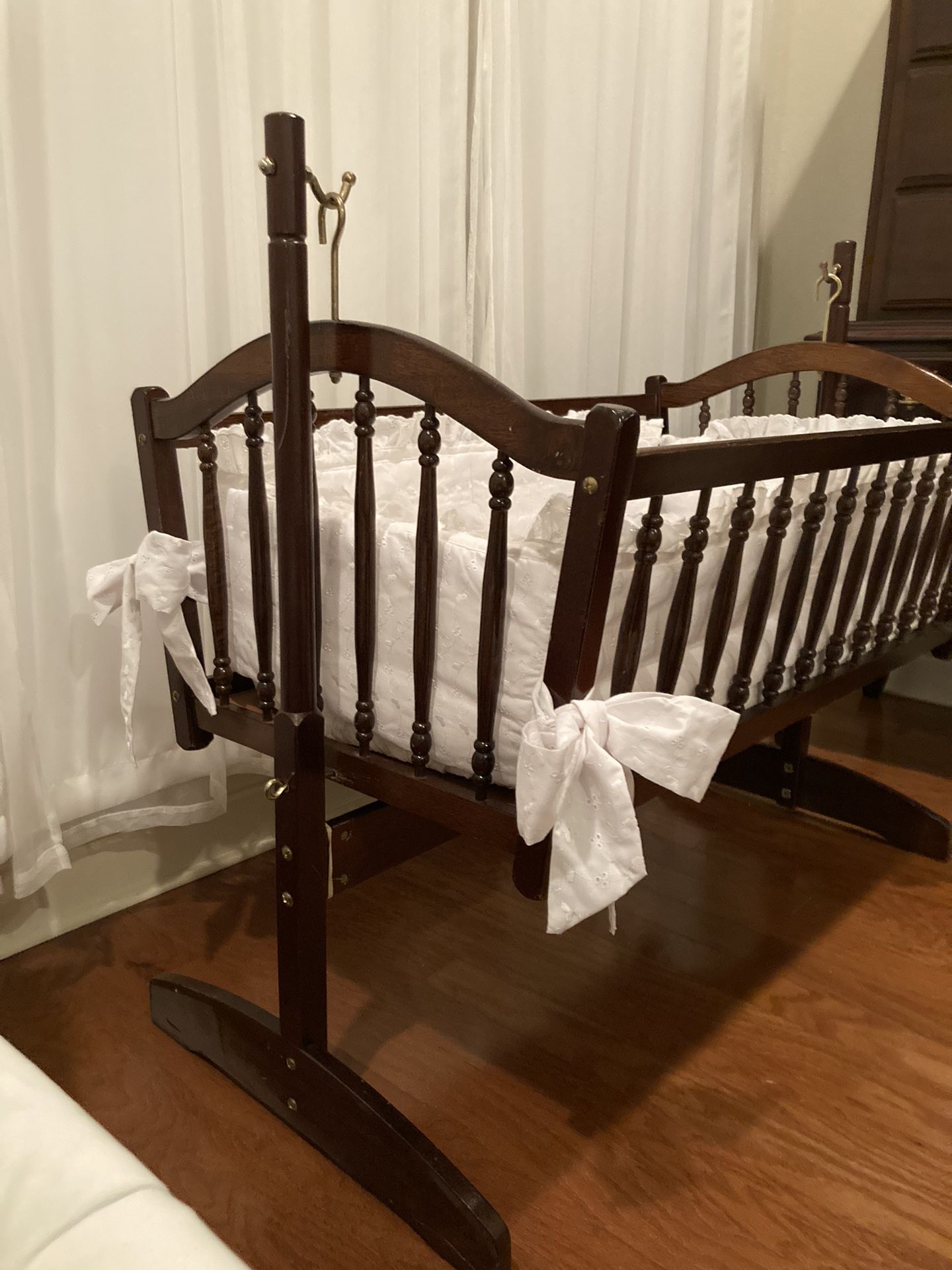 Cradle With Eyelet Bumpers 