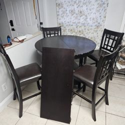 Dinning Room 4 Piece Set With Extension Leaf.