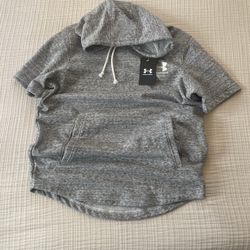 Under Armour  Crew Neck Hoodie (Small). $10 Each Or 2 For $15.  (10 Available- All Size Médium)