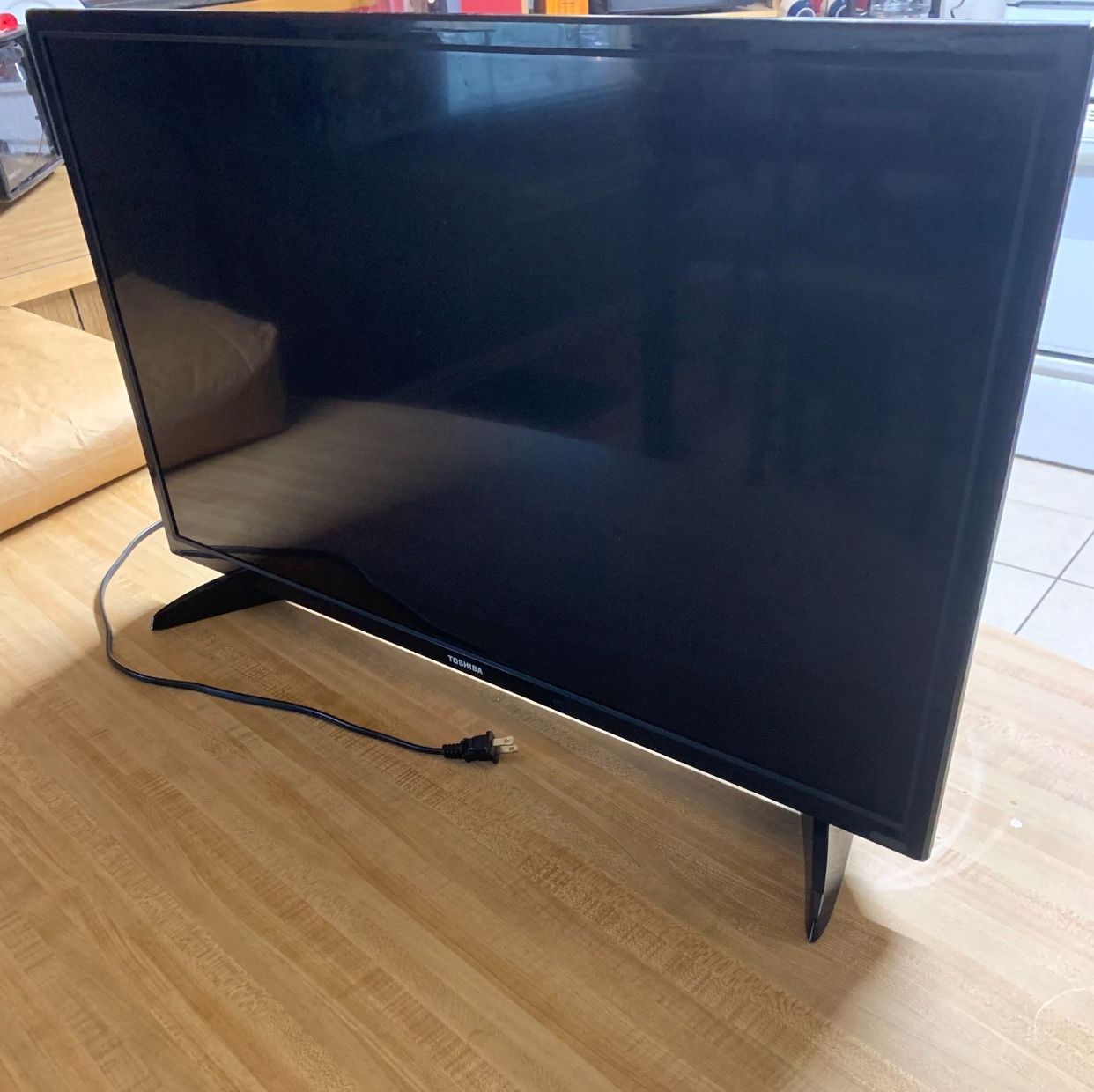 TOSHIBA FIRE TV /// I ALSO HAVE MORE STUFF FOR SALE, CHECK OUT MY PROFILE 👇