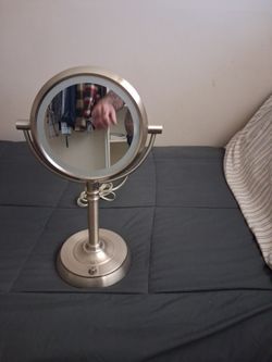 Women's makeup light/mirror