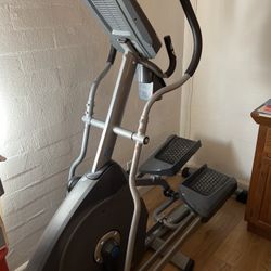 Nautilus E614 Elliptical – Fan/USB/Speakers – Works Great – Tempe/ASU – Minor Pedal Creak