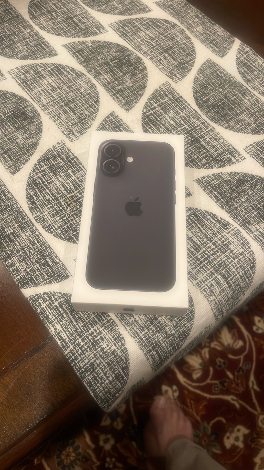 Mint iPhone 16 Black