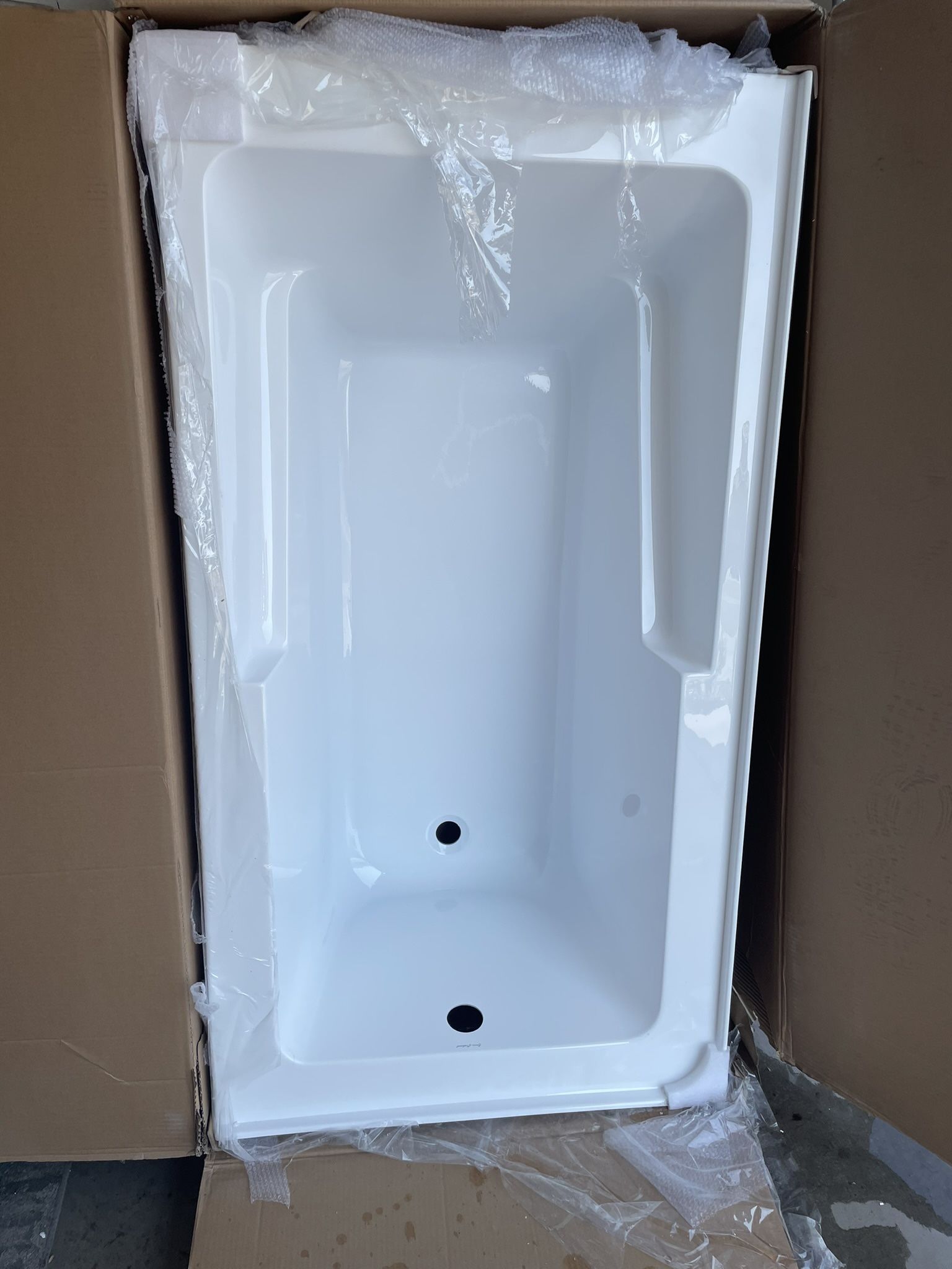 Swiss Madison Claire 60″ X 32″ Right-Hand Drain Drain Alcove Tub With Corner Apron