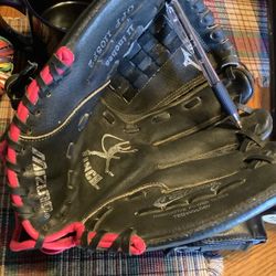 Mizuno Girls softball glove Jenny Finch edition size 11” adjustable wrist strap for correct fit and 2 balls Plainfield, Illinois