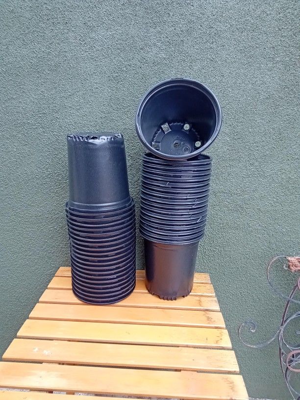 1 Gallon Trade Pots (New) Nursery One Gallon (130) Pots for Sale in