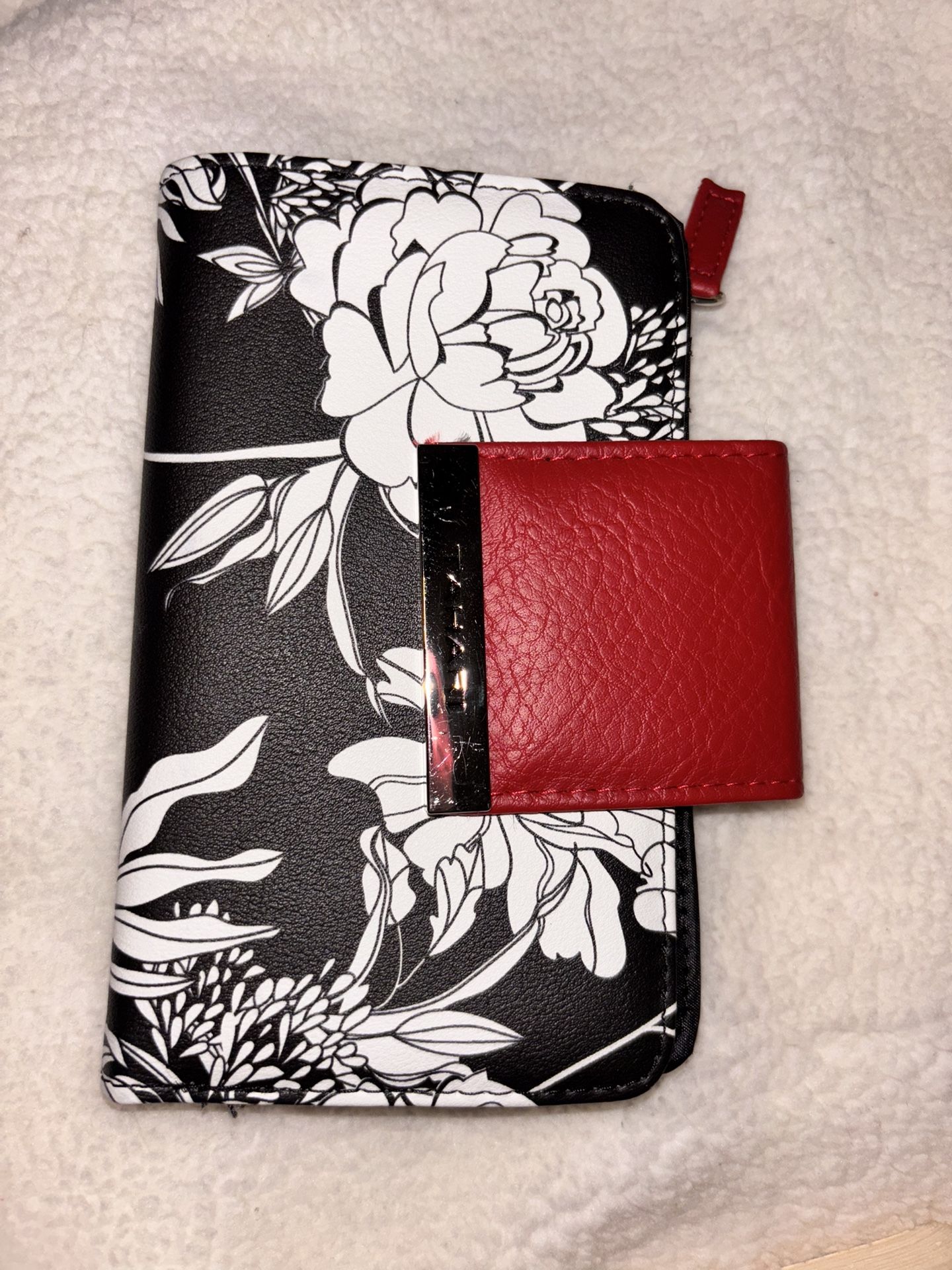 Wallet Tahari
