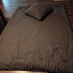 Twin comforter w/ large pillow