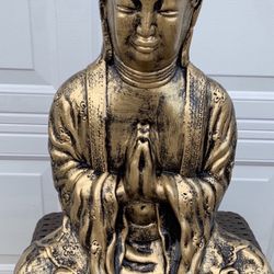 Praying Buddha Statue