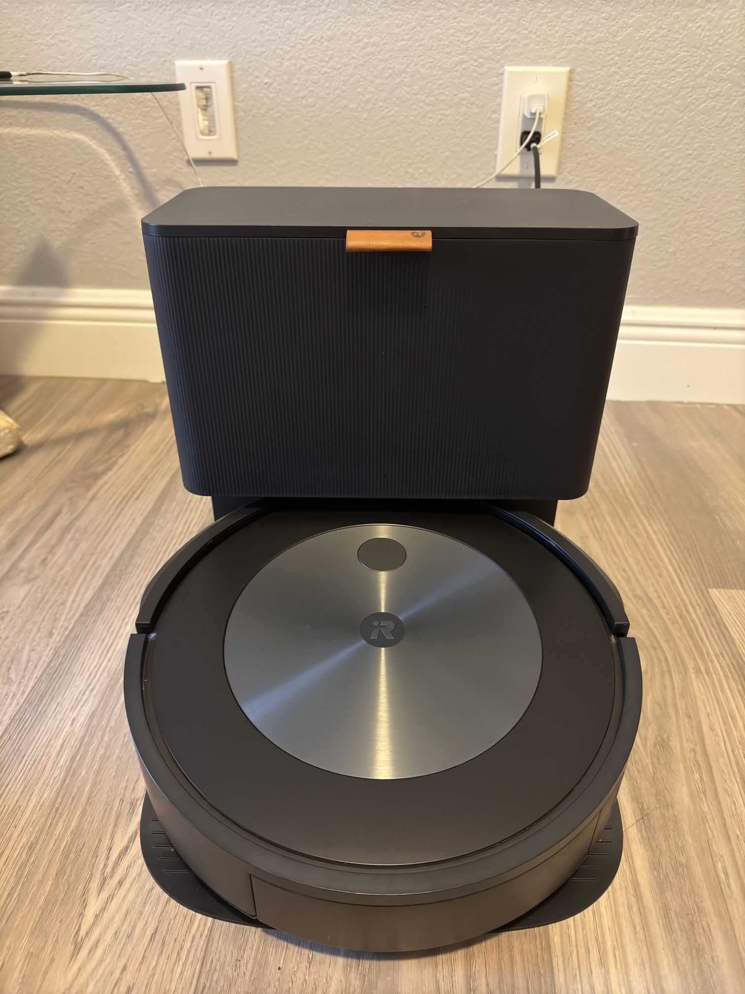 Robot Roomba J7 ( Only used it 3 times )