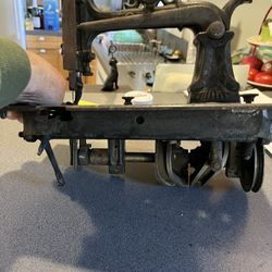 1800 Old Sewing Machine 
