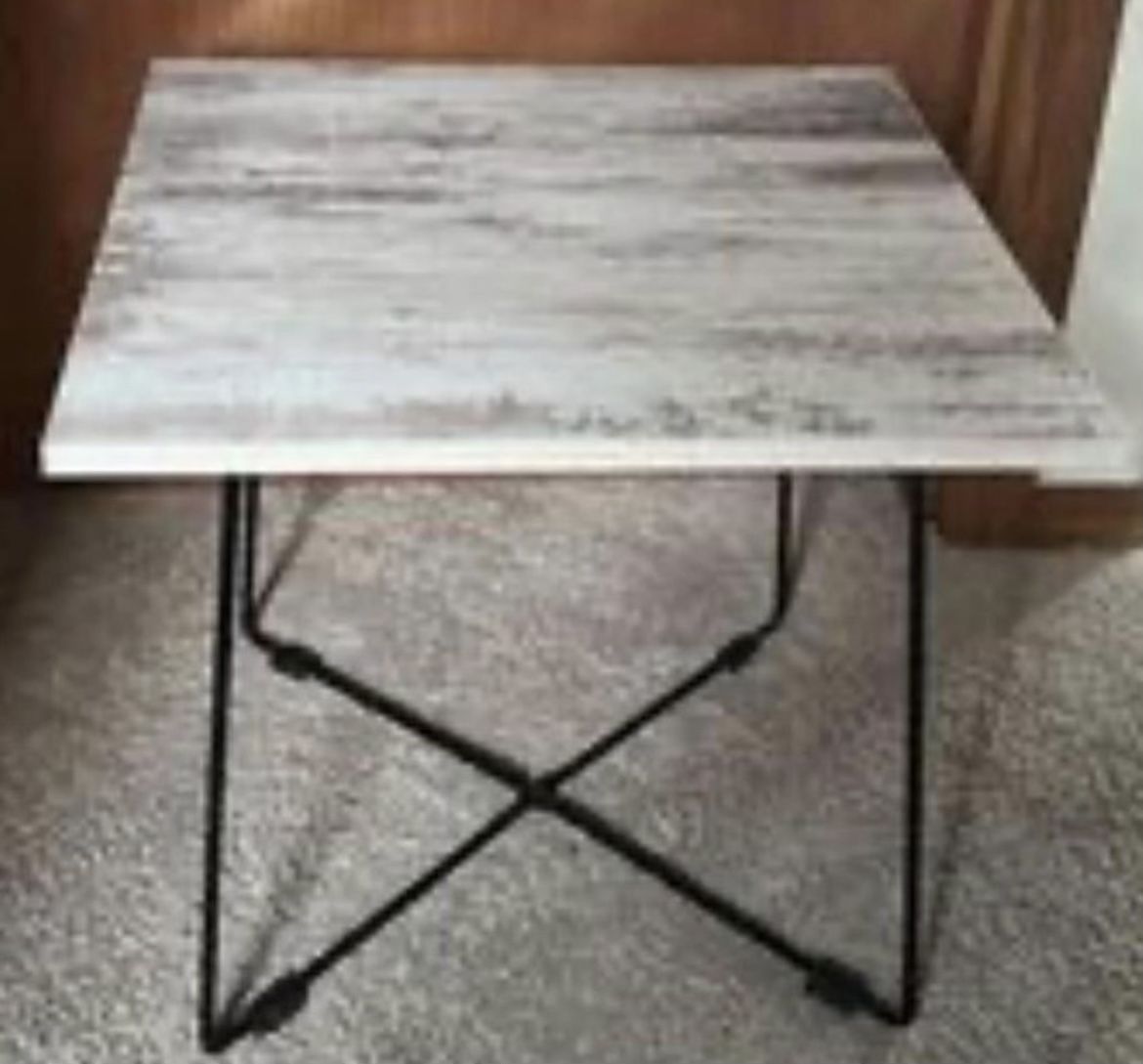 Table (Marble Material 17.5x17.5x15.5in)