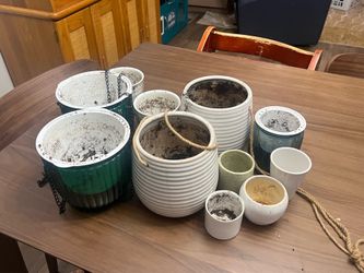Assortment of 10 indoor plant pots/planters and hanging planters