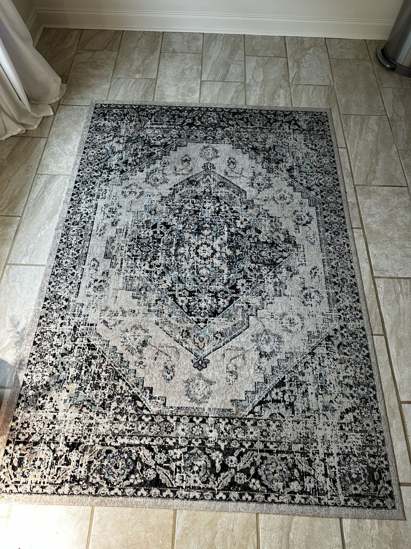 5’3” X 7’7” Indoor/Outdoor Rug