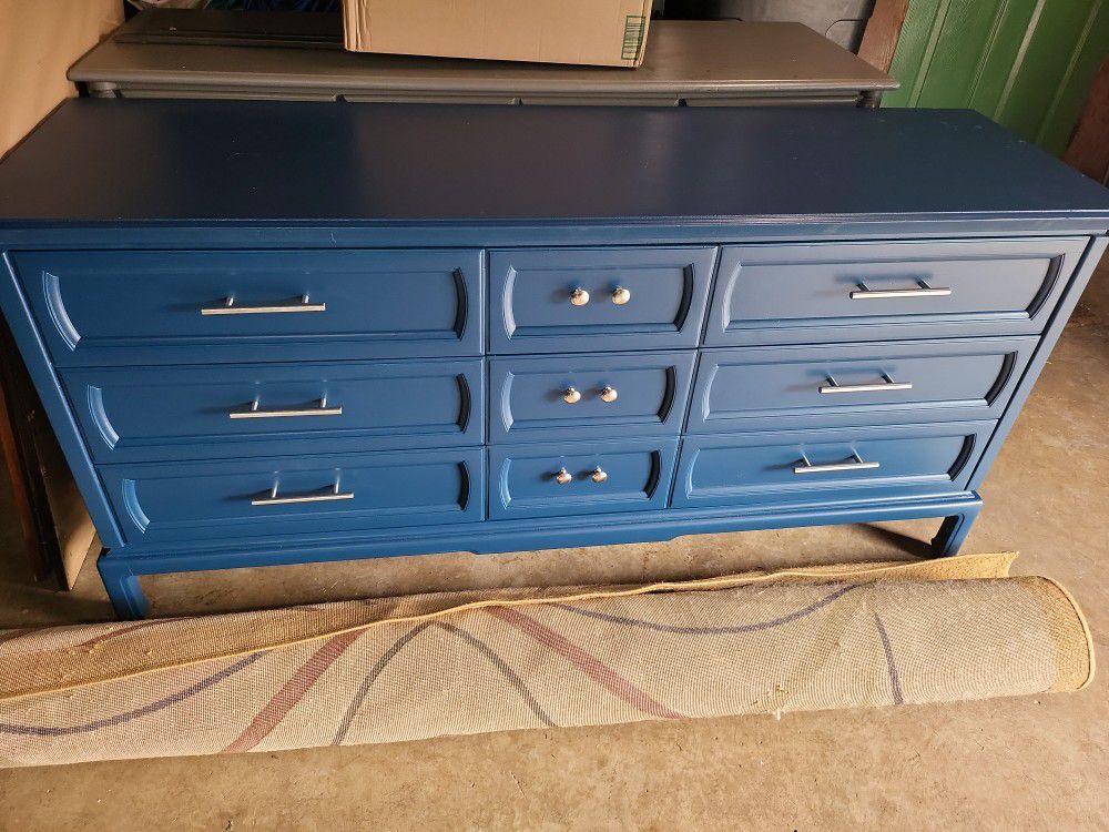 9 Drawer Dresser (Pending Pick Up)