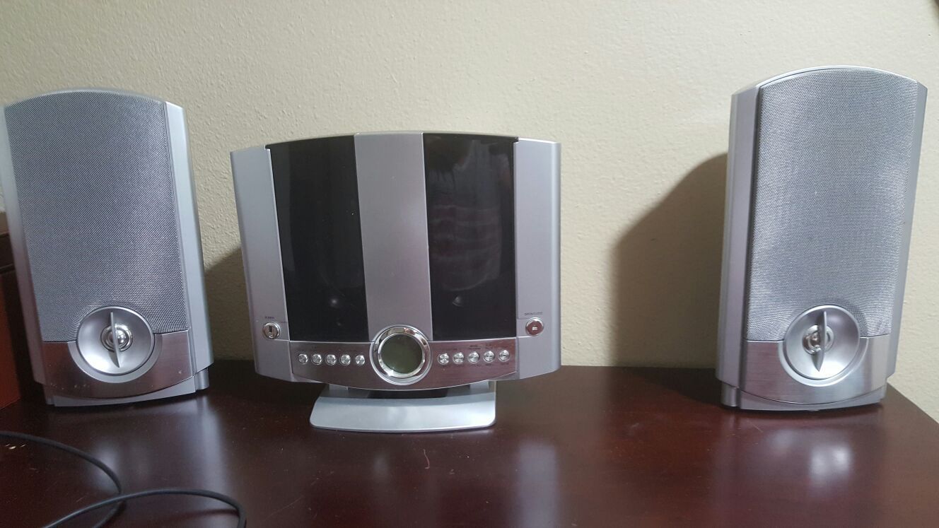Stereo/CD player with speakers