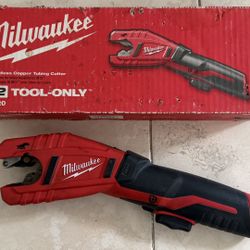 Milwaukee M12 12V Lithium-Ion Cordless Copper Tubing Cutter (Tool-Only) New Powerful 500 RPM motor cuts up to 10 times faster than others REDLITHIUM B