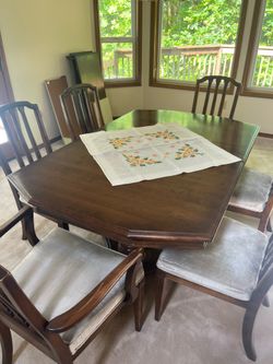 Gorgeous Ethan Allen dining room table and chairs for sale!