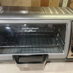 **** GENTLY USED HAMILTON BEACH 6 SLICE CONVECTION TOASTER OVEN W / EASY REACH ROLL TOP DOOR ****