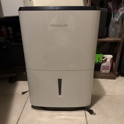Frigidaire FFAD5033W10 50-Pint Dehumidifier – Works Great