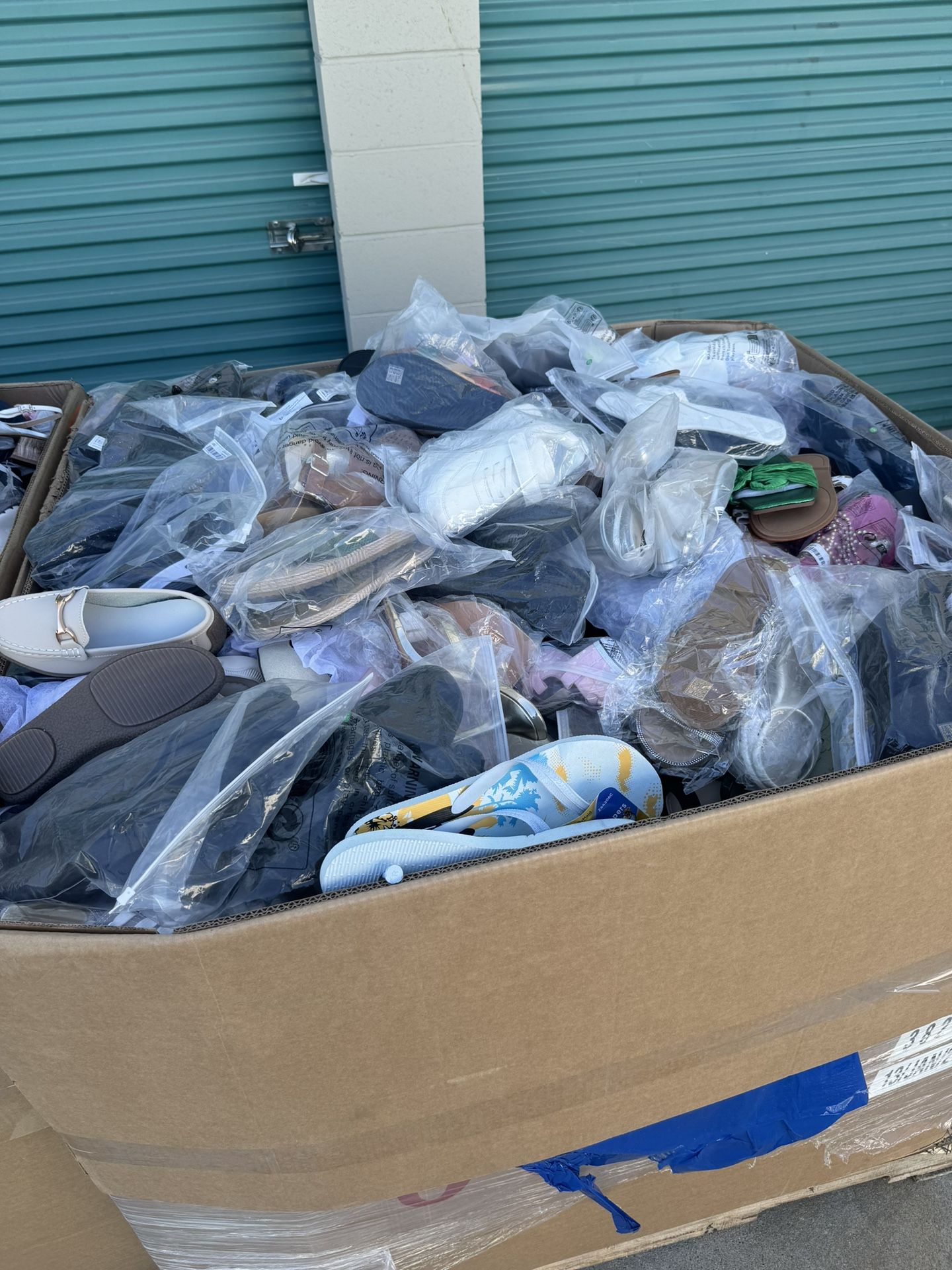 Loose Shoe Pallets 400 Pairs All New ! Sandals , Slides, Sneakers All Mix