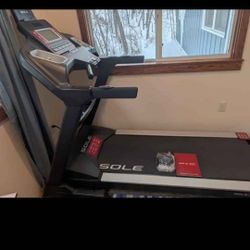 SOLE F80 TREADMILL ( LIKE NEW & DELIVERY AVAILABLE TODAY)