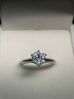 VVS1 Stud Engagement Ring