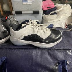 JORDAN WHITE/BLACK AIR JORDAN 11 COMFORT LOW TOP DV2208-100 Size US 5.5