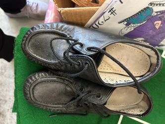 SAS woman’s shoes appears to be 5-6