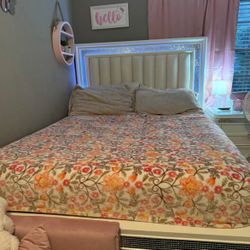 Queen size bed frame w or w/out matress