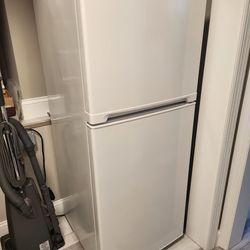 Avanta Top Freezer Refrigerator( In Great Condition) 23.5"wx 59..5"hx25.5"d