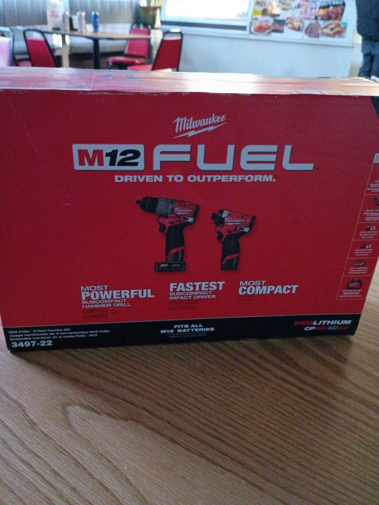 MILWAUKEE M12 HAMMER DRILL/IMPACT DRIVER COMBO KIT