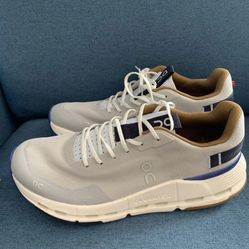 Men’s On Sneakers 9.5 Wide 