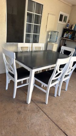 Dining table and 6 chairs like New