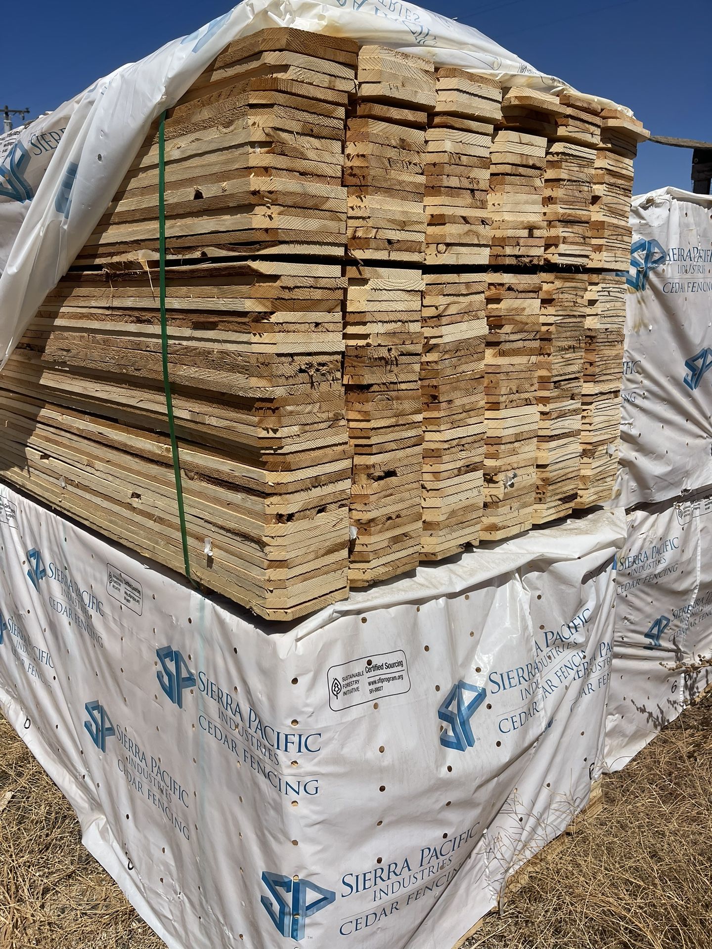 NEW FENCE PICKETS / NUEVA MADERA PARA CERCOS