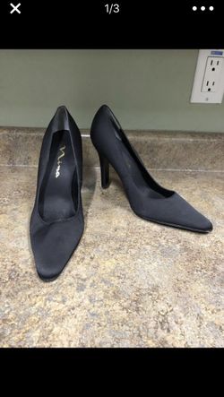 Nina size 9 Black satin heels women’s excellent condition
